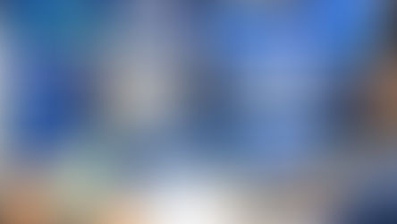 Bolas numeradas sendo sorteadas em globo transparente durante apuração de loteria, com apostadores acompanhando o resultado em ambiente digital.