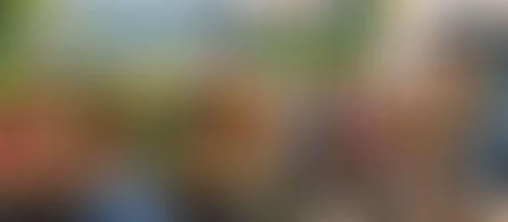 Jovem brasileiro usando celular ao lado de urna eletrônica, representando a participação política da juventude nas eleições.