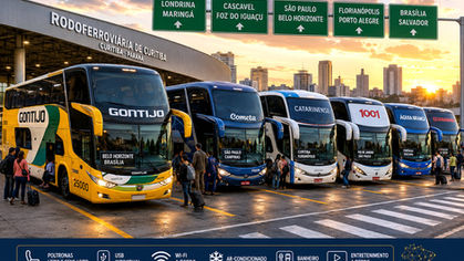 Ônibus interestaduais modernos das principais empresas brasileiras estacionados na Rodoferroviária de Curitiba.