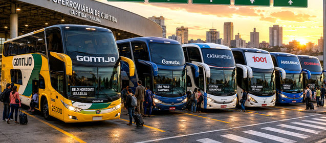 Ônibus interestaduais modernos das principais empresas brasileiras estacionados na Rodoferroviária de Curitiba.