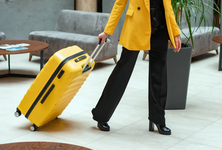 O segredo para viajar só com bagagem de mão e o papel da hotelaria nisso