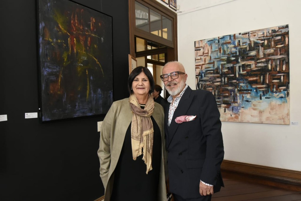 Vernissage movimentado abriu exposição de Lupercio Souza
