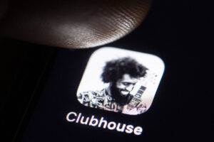 Clubhouse: falha de segurança permitiu transmitir áudios fora da plataforma
