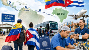 Trabalhadores venezuelanos e cubanos em ambiente industrial brasileiro, com referência visual à fronteira de Roraima e ao processo de imigração.