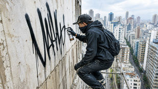 Pichadores desafiam a lei e transformam Curitiba em palco de uma disputa urbana
