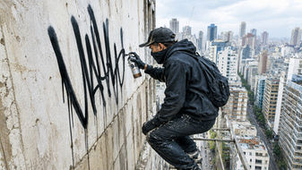 Pichadores desafiam a lei e transformam Curitiba em palco de uma disputa urbana