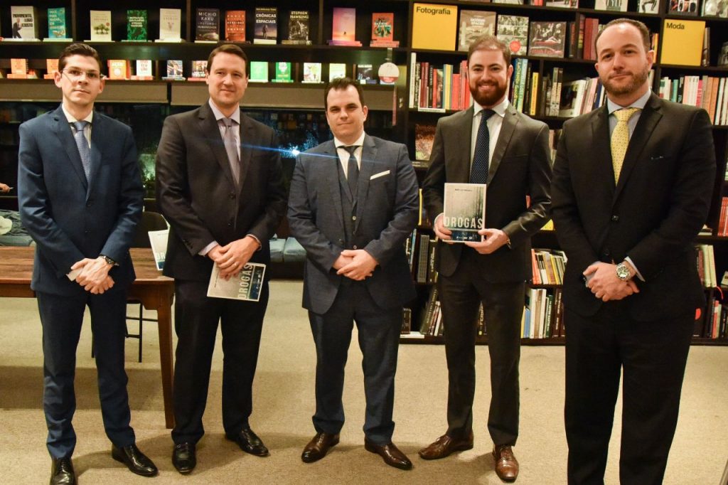 Advogado analisa em livro modelo proibicionista de repressão às drogas e traça rumos alternativos