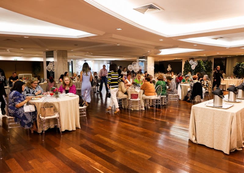 Claro! Que tal:
"Chá Para Todos: Elegância e Estilo em Destaque no Clube Curitibano"?