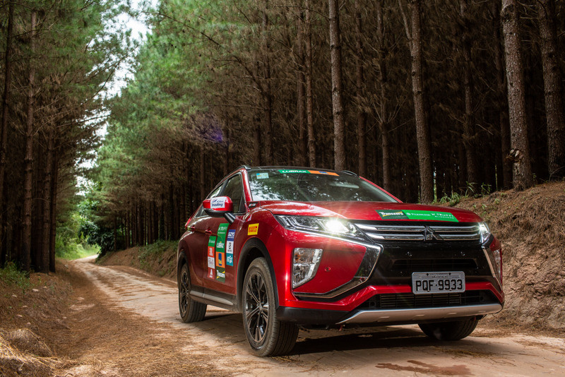 Crianças e adultos se divertem em rios, trilhas e estradas de Curitiba no Mitsubishi Outdoor