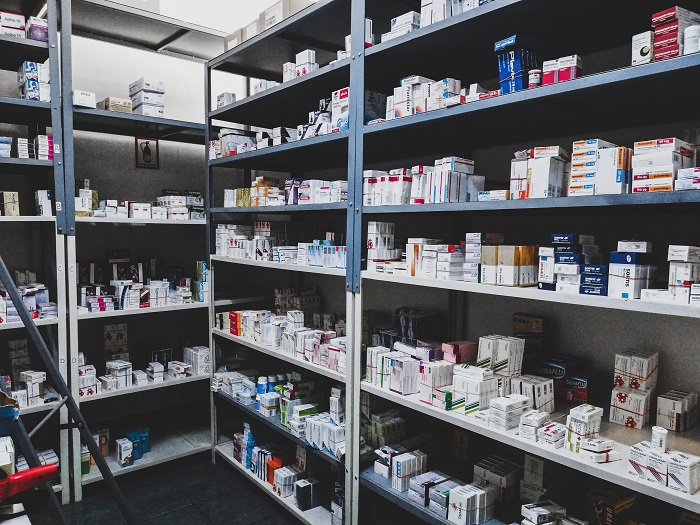 Compra de medicamentos pela internet se populariza em tempos de crise econômica e desabastecimento