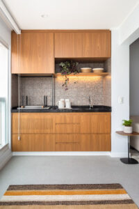 Cores, integração, aproveitamento dos materiais e soluções inteligentes marcam reforma de apartamento para um novo momento de vida