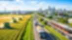 Plantação de soja no interior do Paraná com skyline urbano ao fundo representando a relação entre campo e cidade.
