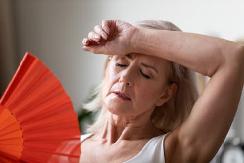 “Fogachos” na menopausa sinalizam maior risco cardiovascular, indica estudo