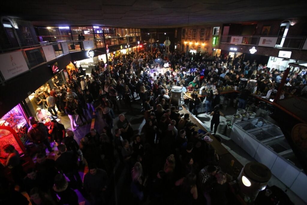 Lutas de MMA e shows de Rock vão movimentar este sábado em Curitiba