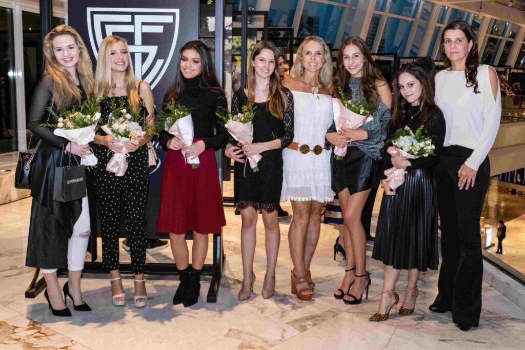 Exposição com fotos das debutantes do Graciosa em cartaz no Pátio Batel