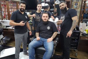 “Fade” dominou barbearias: cortes de cabelo masculinos mais arejados são tendência neste verão