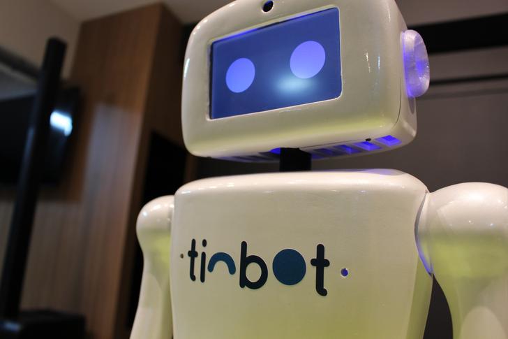 Robô é o novo recepcionista de tradicional hotel no interior de São Paulo