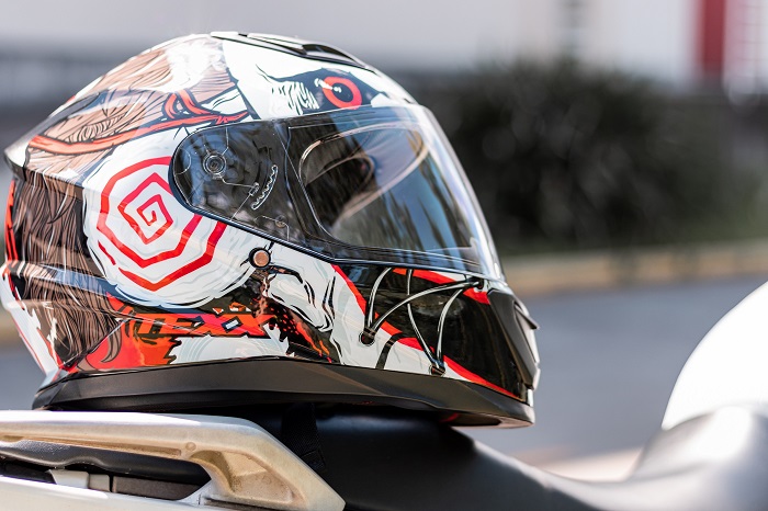 Empresa brasileira lança linha de capacetes com gráfico dos Jogos Mortais