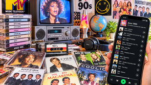Ilustração editorial mostra CDs, fita cassete, aparelho de som e televisão dos anos 1990 ao lado de um smartphone moderno reproduzindo músicas da década.
