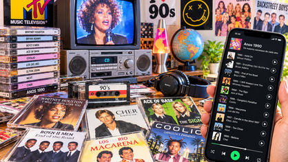 Ilustração editorial mostra CDs, fita cassete, aparelho de som e televisão dos anos 1990 ao lado de um smartphone moderno reproduzindo músicas da década.