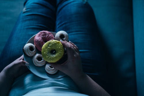 Jejum intermitente: como a dieta pode estar  associada à compulsão alimentar