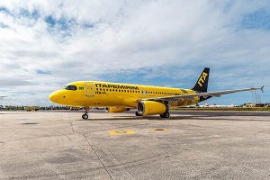 A Itapemirim Transportes Aéreos, dando continuidade ao seu plano de expansão no mercado aéreo doméstico, estreia mais um destino no Paraná a partir do dia 1° de dezembro. Nesta data, a empresa passará a oferecer um voo diário entre Guarulhos e Foz do Iguaçu (SP), além de conexões para os demais destinos já operados pela companhia aérea. No Paraná, a ITA já voa desde o dia 3 de julho para Curitiba.  O voo 5630 decola do Aeroporto Internacional de Guarulhos às 11h55, com chegada prevista no Aeroporto Internacional de Foz do Iguaçu às 13h30. No sentindo inverso, o voo 5693 parte do terminal paranaense às 14h35, com chegada prevista em São Paulo às 16h05. A operação será realizada com aeronaves Airbus A320, com capacidade para transportar confortavelmente até 162 clientes.  “Estamos contentes em confirmar a nossa estreia em Foz do Iguaçu, um dos destinos mais imponentes do Brasil e que abriga uma das sete maravilhas naturais do mundo. Foz é reconhecida não apenas pelos seus atrativos turísticos, mas também como uma excelente opção para quem deseja almoçar no Brasil e, à noite, assistir uma apresentação de tango na Argentina”, destaca o diretor-executivo da ITA, Adalberto Bogsan.     A ITA é a única companhia a operar voos domésticos no Brasil oferecendo serviços diferenciados, como a possibilidade do despacho gratuito de bagagem para todas as classes tarifárias e a marcação de assentos sem nenhum custo adicional. Além disso, a empresa oferece mais espaço entre as poltronas em todas as fileiras de assentos, graças a configuração que ela propõe para as suas aeronaves e focadas integralmente no conforto do cliente durante toda a sua viagem.  A empresa, que realizou seu voo inaugural em 29 de junho de 2021, opera voos regulares em São Paulo-Guarulhos (SP), Brasília (DF), Belo Horizonte-Confins (MG), Fortaleza (CE), Florianópolis (SC), Maceió (AL), Natal (RN), Rio de Janeiro-Galeão (RJ), Porto Alegre (RS), Porto Seguro (BA) e Recife (PE) e Salvador (BA).    As passagens dos voos para Foz do Iguaçu já estão à venda no site da companhia, em www.voeita.com.br, no Call Center (0800 723 2121) e nas agências de viagem parceiras.     Sobre o Grupo Itapemirim  Com 68 anos de história, o Grupo Itapemirim é referência no mercado de transportes brasileiro. A companhia tem como presidente Sidnei Piva e como vice-presidente corporativo Adilson Furlan.      A Viação Itapemirim, empresa de transporte rodoviário, atende 2,5 milhões de passageiros por ano, em 2.700 cidades de 19 estados brasileiros, com mais de 300 ônibus em operação.     A Itapemirim Transportes Aéreos chega para democratizar a aviação comercial brasileira. A empresa traz uma nova experiência de viagem aérea no País, graças aos diferenciais que propõe em seu modelo de negócios. O foco da ITA está sempre no conforto e qualidade de atendimento ao passageiro.     A ITA será a única companhia a operar voos domésticos no Brasil com franquia de bagagem gratuita para todos os passageiros, além de oferecer mais espaço entre as poltronas em todas as fileiras de suas aeronaves, proporcionando mais conforto durante a viagem, e marcação de assentos sem nenhum custo adicional.     Atualmente, além dos modais rodoviário e aéreo, o grupo também é destaque nos setores ferroviário e industrial.