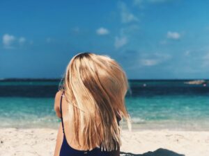 Especialista dá dicas para cuidar do cabelo após mar e piscina
