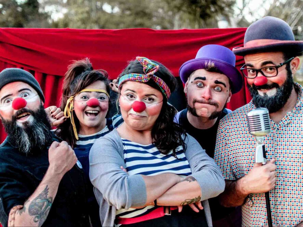 Trupe de palhaços anima Ônibus da Cultura em Fazenda Rio Grande