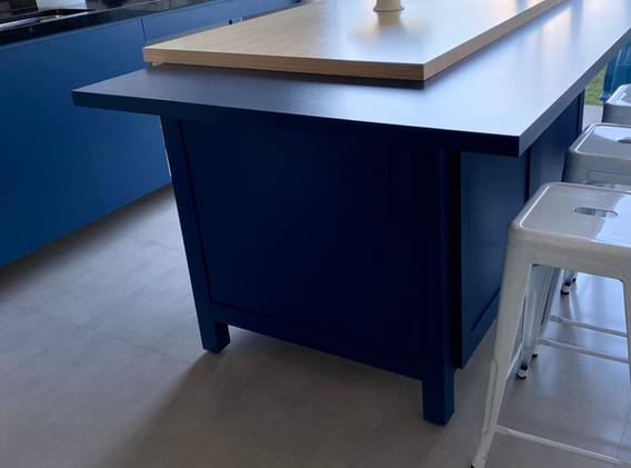 Cozinha em MDF Branco TX, Azul Soft e Carvalho Berlim 01.png