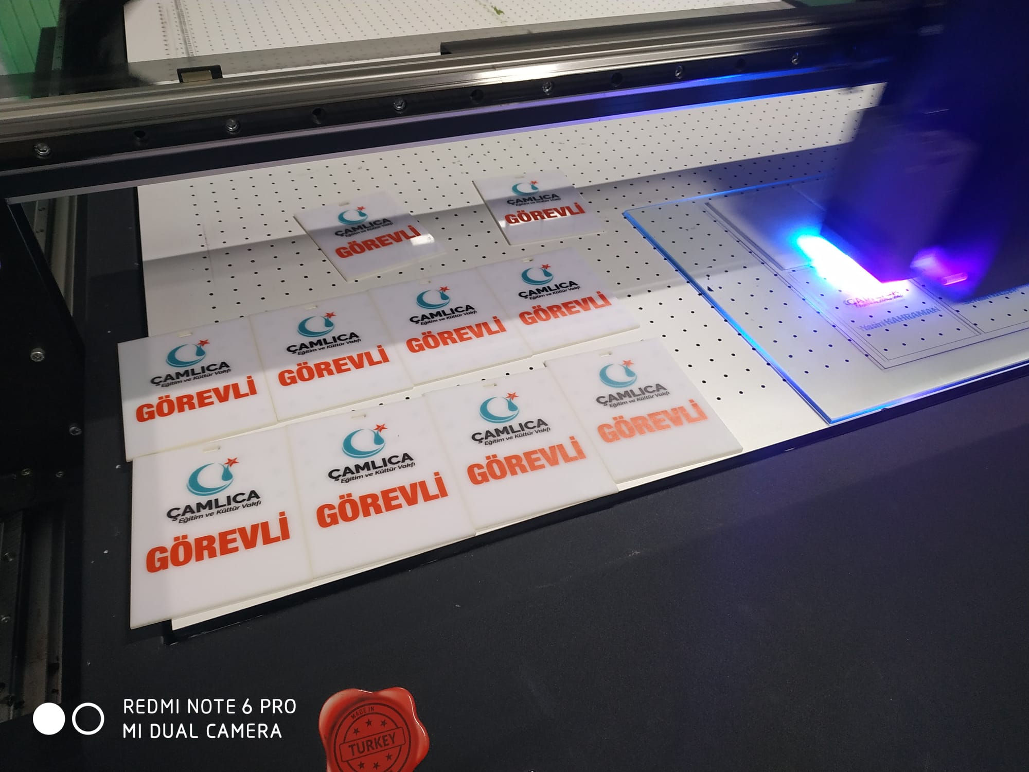 Pleksiglas zeminli, lazer kesimli UV baskılı yaka kartları