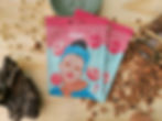 Deux masques visage en tissu à la pêche rose et bleu posés à plat, soin hydratant et adoucissant pour le visage
