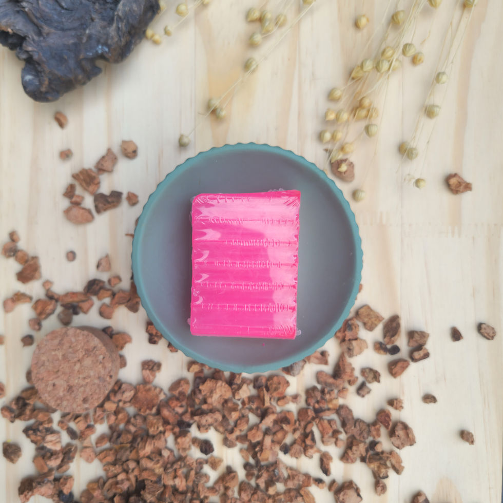 Tranche de savon aromathérapie rose au romarin posée sur un socle vert d'eau
