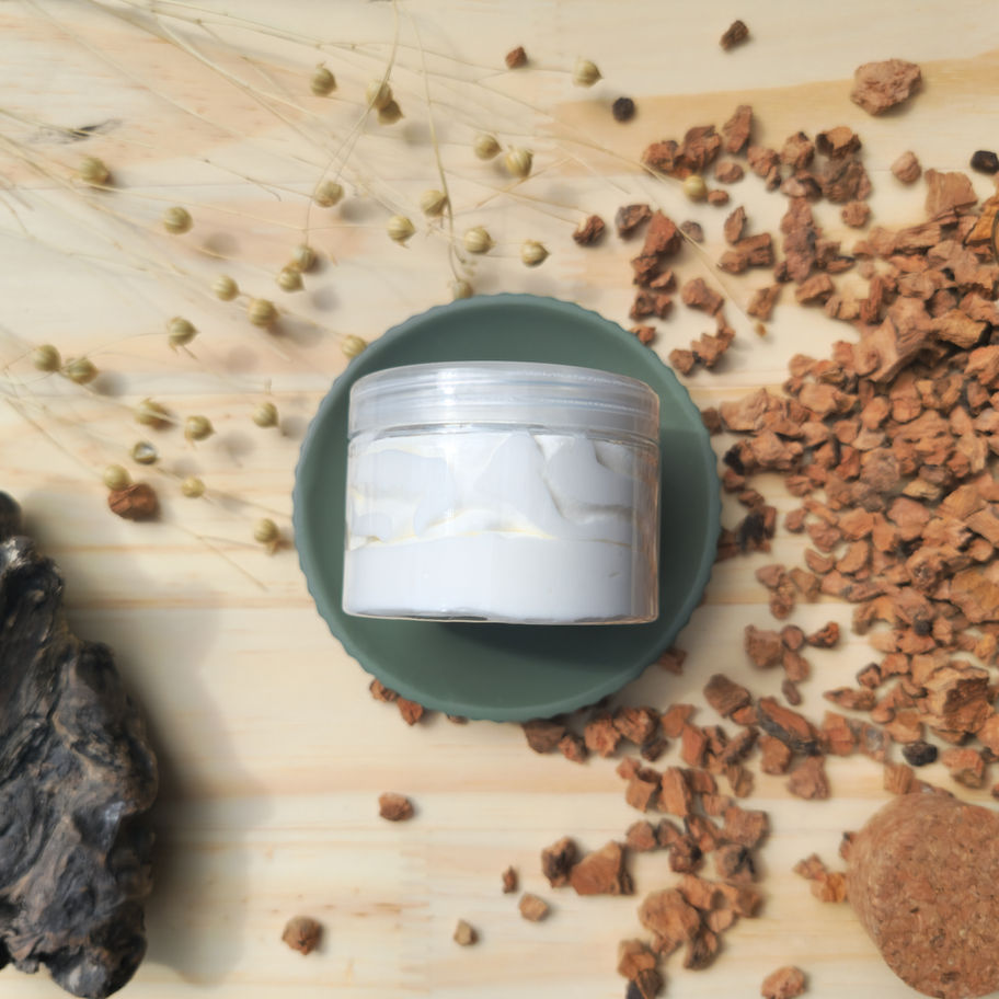 Pot de chantilly de karite Arabian Oudh couché laissant apparaître la chantilly blanche avec copeaux de bois autour