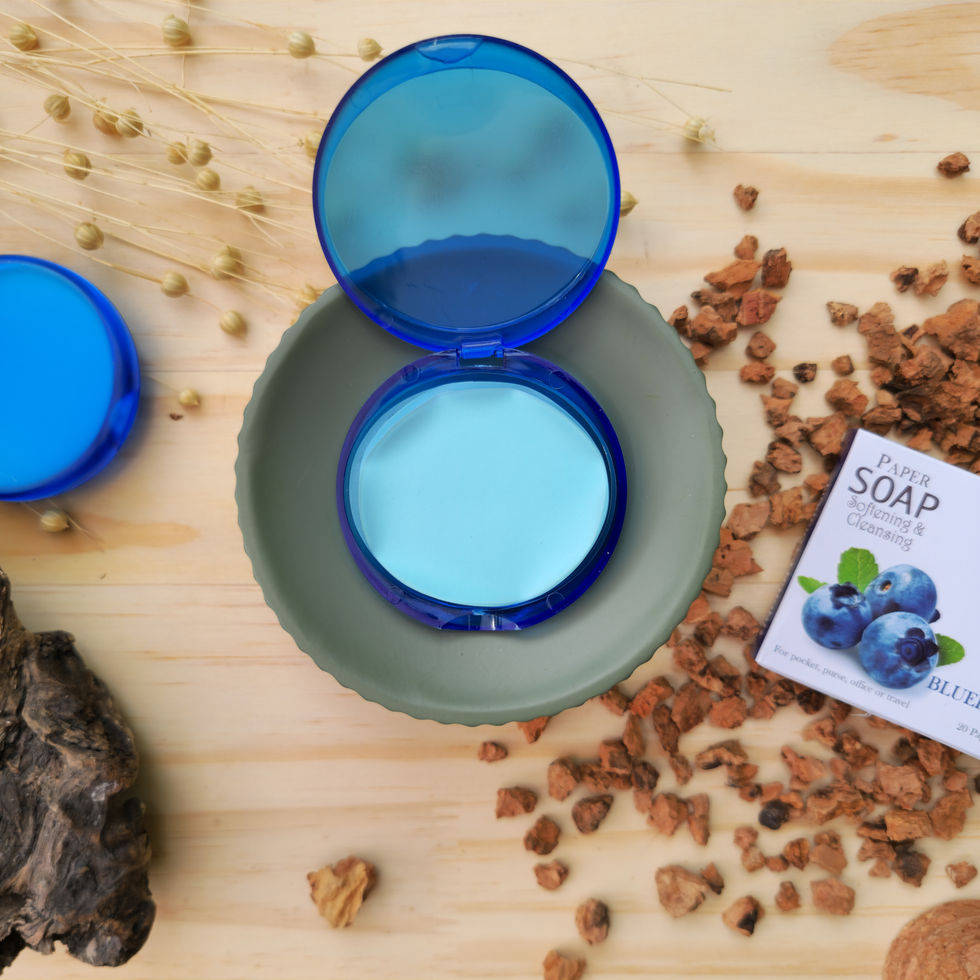 Boîtier bleu ouvert contenant des feuilles de savon parfum myrtille, à côté de leur étui