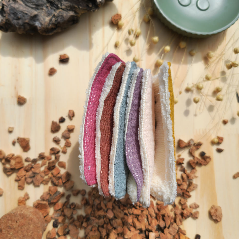 Lingettes démaquillantes lavables empilées, vues de côté