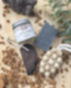 Un pot de gommage, une pierre ponce, un savon a base d'huile d'olive Exfoliant, et un savon massage au kiwi