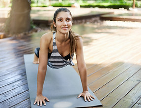 jeune-femme-faisant-urdhva-mukha-svanasana-pratiquant-le-yoga-dans-un-environnement-urbain