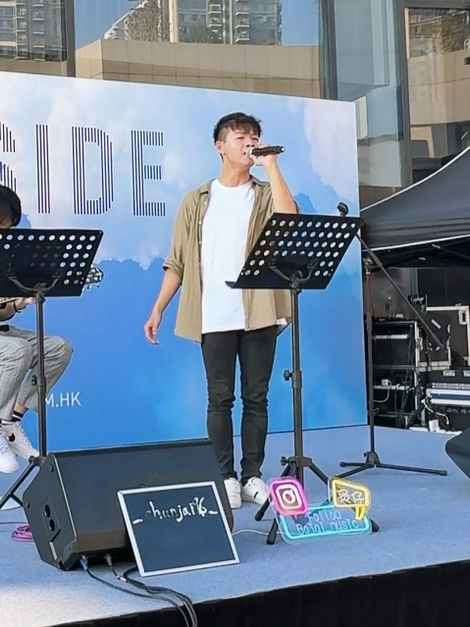 煲仔 Bojai 及結他手儁仔 Chunjai 擔任啟德新商場 Airside 的表演嘉賓，演出照片。