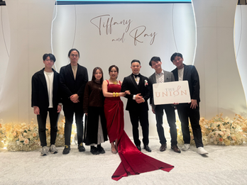 Union 婚禮樂隊於東涌喜來登酒店提供現場樂隊表演服務,樂隊成員跟一對新人合照。