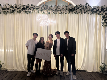 Union 婚禮樂隊於小白鷺餐廳婚禮場地提供現場樂隊服務,樂隊成員跟一對新人合照,送上祝福。