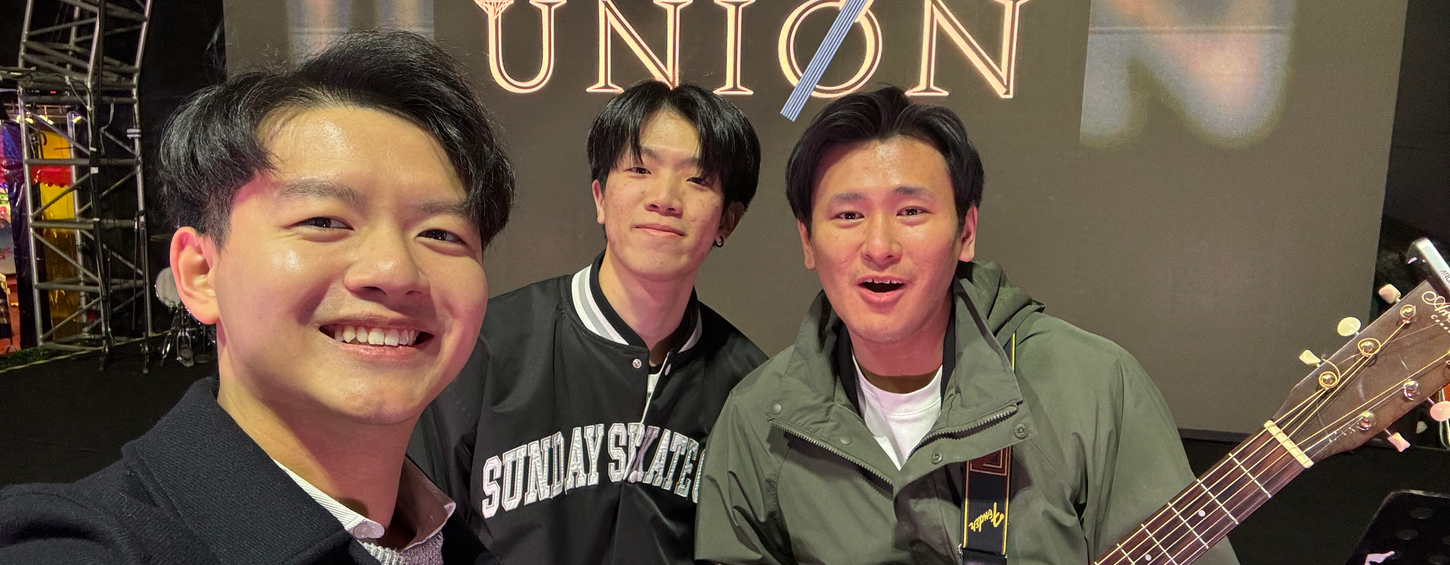 Union 樂隊擔任AIA 嘉年華的樂隊表演嘉賓，男主音煲仔、琴手儁仔及結他手Rico 一同在台上印有Union Logo的背幕前合照。