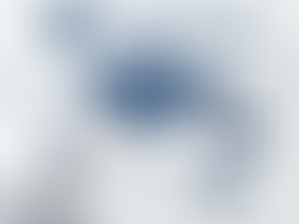 Logo da Receita Federal, papéis com "Titular Falecido", "Declaração de Espólio", balança com R$ e %, ícones de lei e imposto em fundo claro.