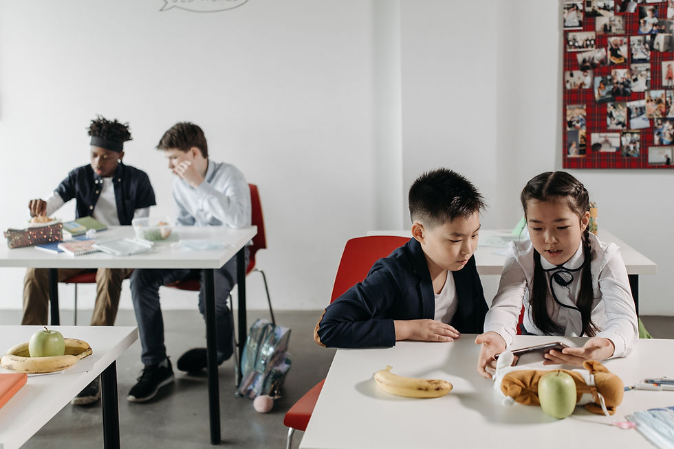 Kids eating lunch at school