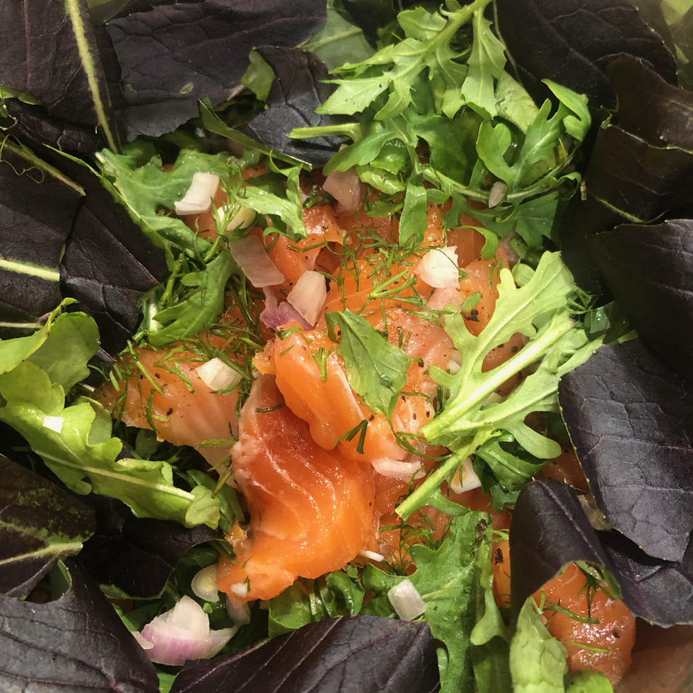 Salade de roquette, chou pak choi et truite fumée