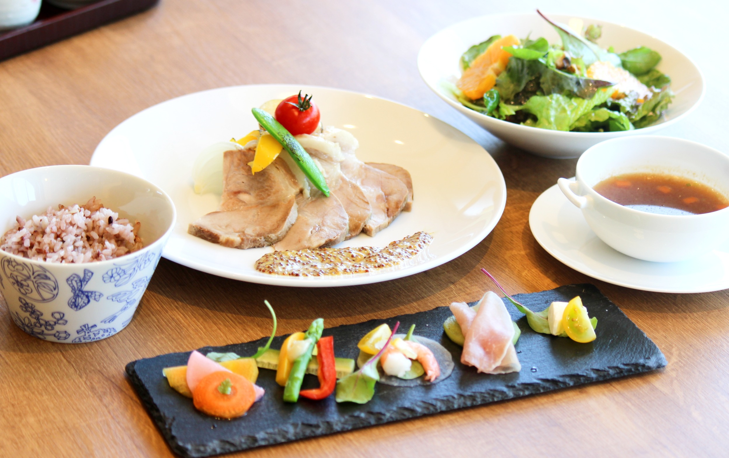 平日9:00開店 土日8:00開店新型コロナウイルス感染症予防対策として、オゾン発生装置を設置、マスク着用と、入り口で手指消毒をお願いしています。Instagram← check it out !!斬新なオレンジジュース¥700(税込)オレンジを丸々1個使ったオレンジジュース!