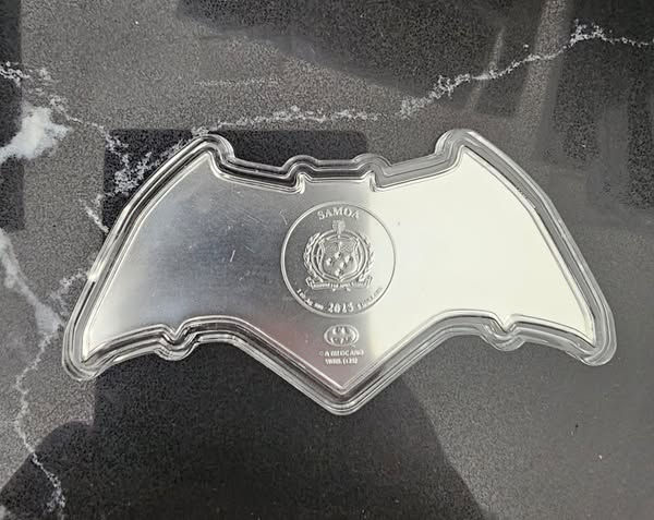 Miniature : 2025 Samoa 1 oz Silver Batman Batarang Shaped Coin BU Colorized