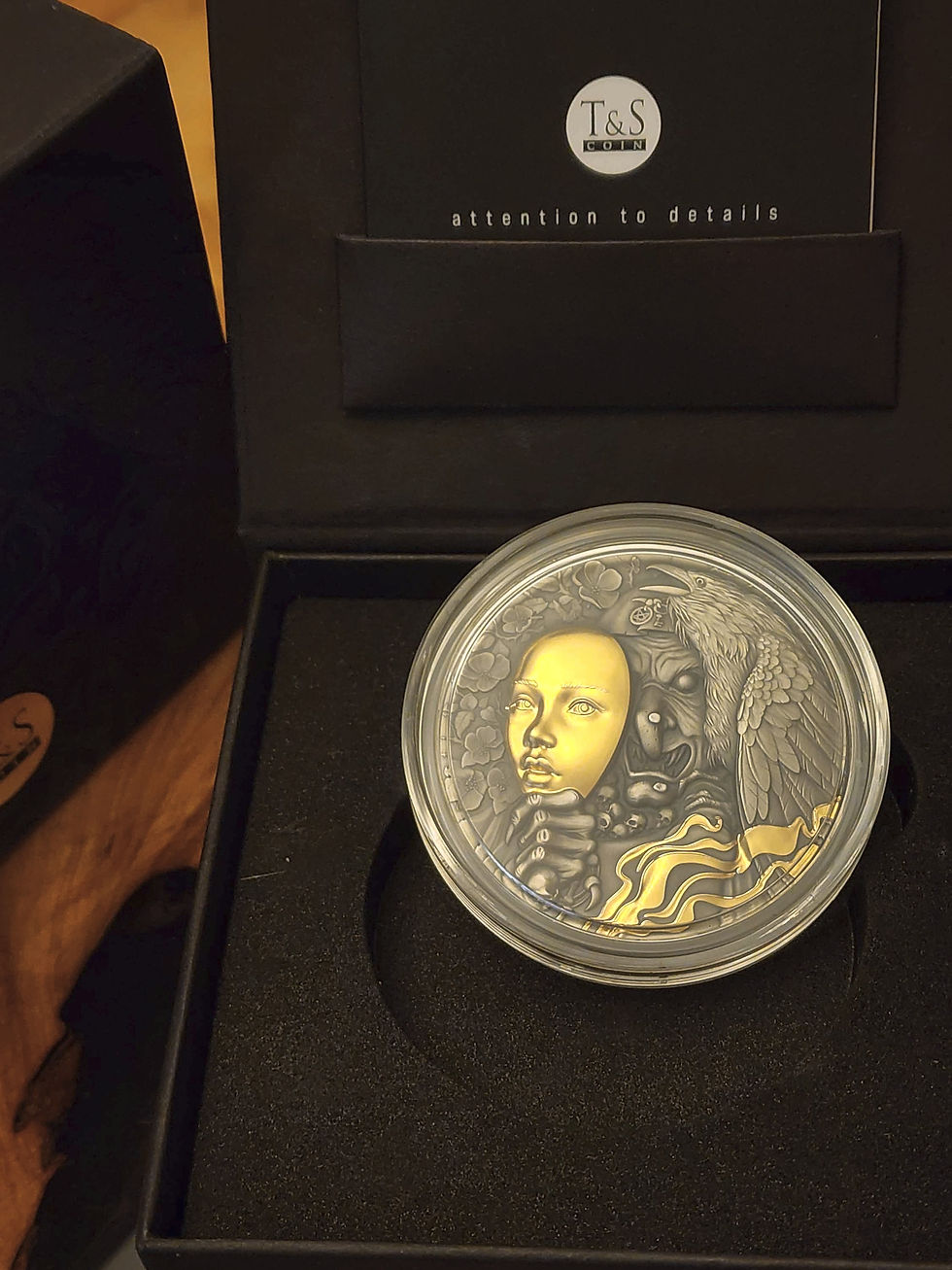 Miniature : BEHIND THE MASK 2 Oz Silver Coin 5 dollars Niue 2023