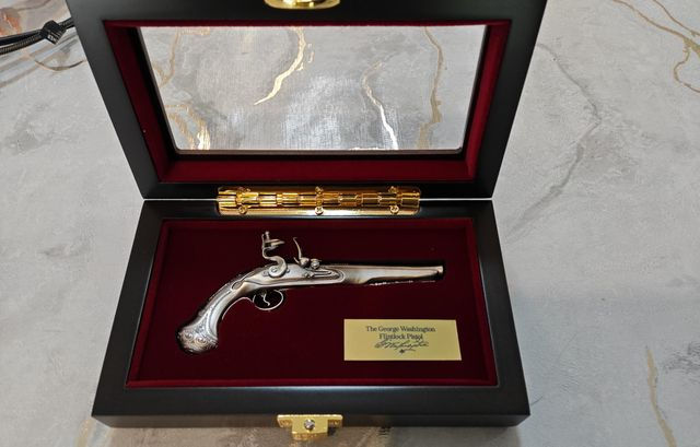 Miniatura: George Washington's Flintlock Pistol - 2 oz Pure Silver Coin - 5 Tala Samoa 2025