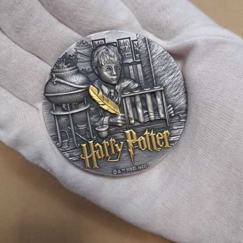 Miniatura: HARRY POTTER AND THE PHILOSOPHER'S STONE 200g Silver $15 Niue 2023