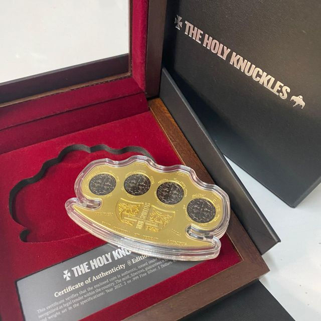 Miniatura: The Holy Knuckles 2 oz Pure .999 Silver Coin $5 Samoa 2025